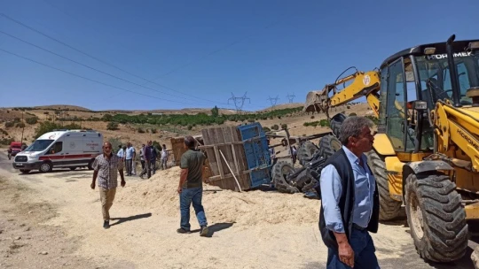 Traktör devrildi: 2 yaralı