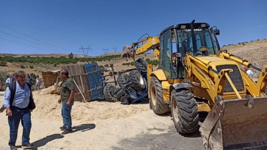 Traktör devrildi: 2 yaralı