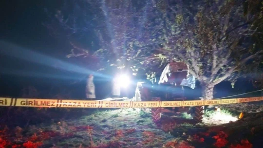 Traktör ile ağaç arasına sıkışarak hayatını kaybetti