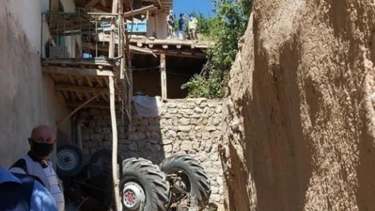 Sürücü traktör altında kaldı