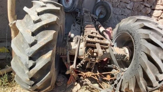 Sürücü traktör altında kaldı