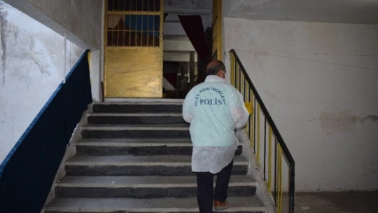 Tüfekle oynarken kendini vurdu!