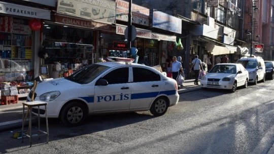 Tüfekle oynarken kendini vurdu!