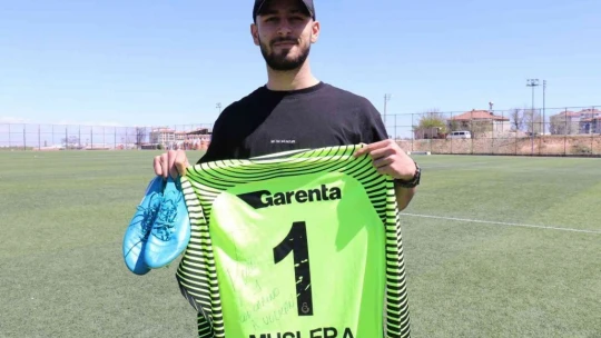 Tümör nedeniyle futbolu bıraktı, Muslera formasını kanser hastaları için satışa çıkarttı