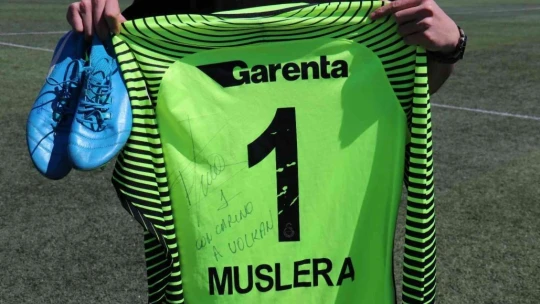Tümör nedeniyle futbolu bıraktı, Muslera formasını kanser hastaları için satışa çıkarttı