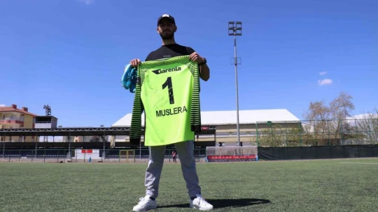 Tümör nedeniyle futbolu bıraktı, Muslera formasını kanser hastaları için satışa çıkarttı