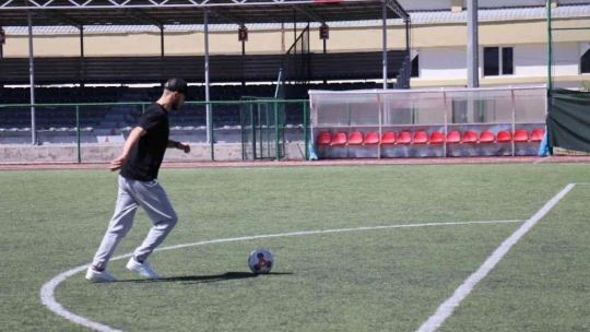 Tümör nedeniyle futbolu bıraktı, Muslera formasını kanser hastaları için satışa çıkarttı