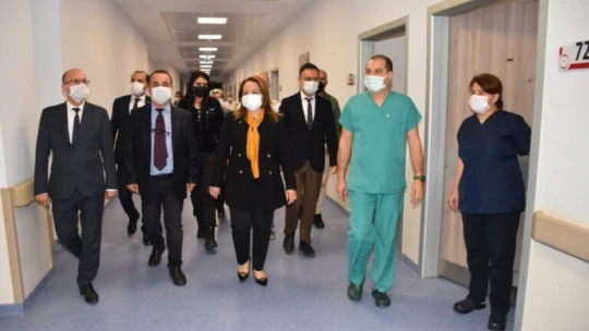 Tümörlü hasta başarı ameliyat ile sağlığına kavuştu