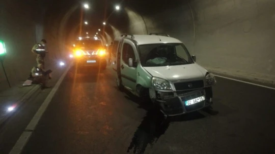 Tünel duvarına çarpan araç sürücüsü yaralandı