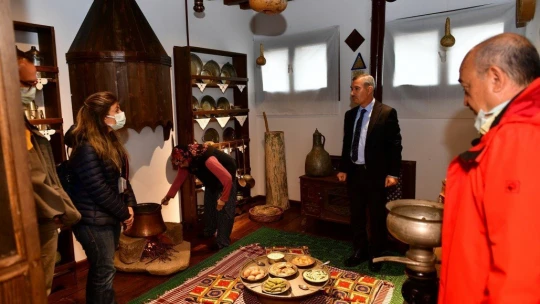 Tur rehberleri Yeşilyurt'ta Lezzet Caddesini gezdi