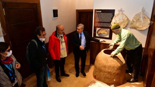 Tur rehberleri Yeşilyurt'ta Lezzet Caddesini gezdi
