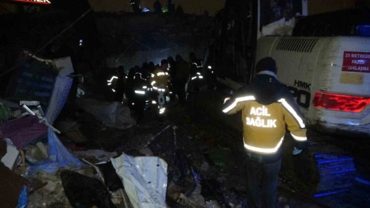 Üç yaşındaki Miran, 22 saat sonra enkazdan sağ kurtuldu