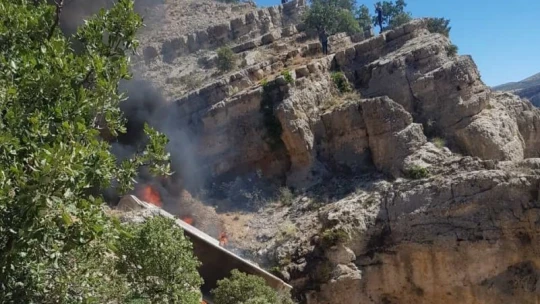 Uçuruma yuvarlanan kamyon alev aldı: 1 yaralı