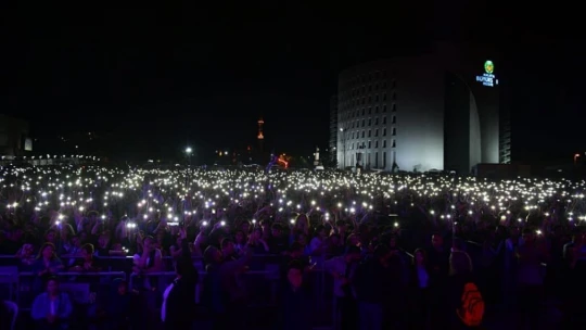 Ünlü sanatçı Kıraç, kiraz festivalinde sevenleriyle buluştu