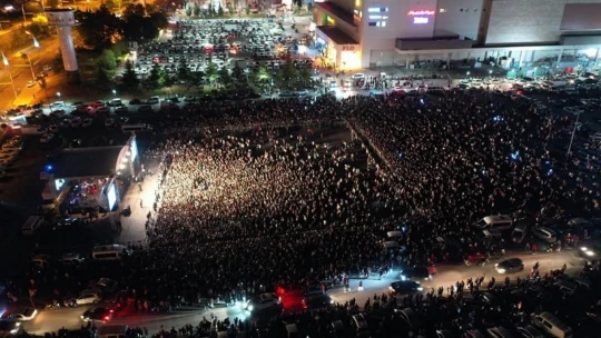 Ünlü sanatçı Kıraç, kiraz festivalinde sevenleriyle buluştu