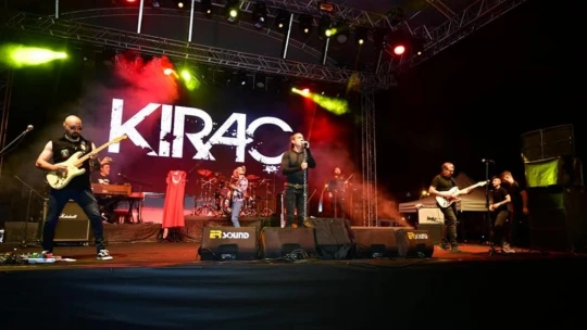 Ünlü sanatçı Kıraç, kiraz festivalinde sevenleriyle buluştu