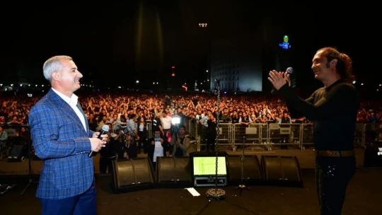 Ünlü sanatçı Kıraç, kiraz festivalinde sevenleriyle buluştu