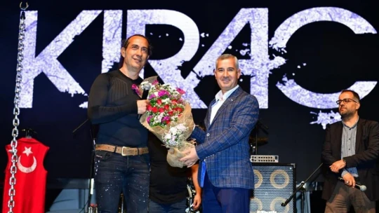 Ünlü sanatçı Kıraç, kiraz festivalinde sevenleriyle buluştu