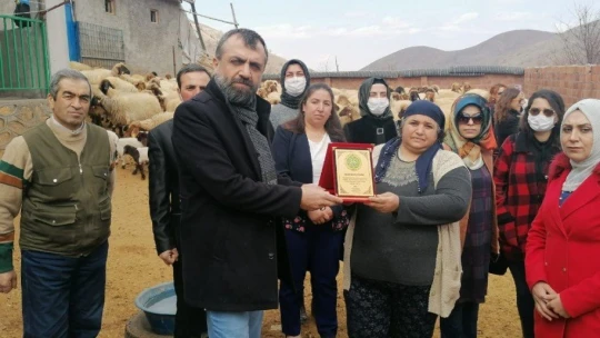 Üreten kadınlara çiçek