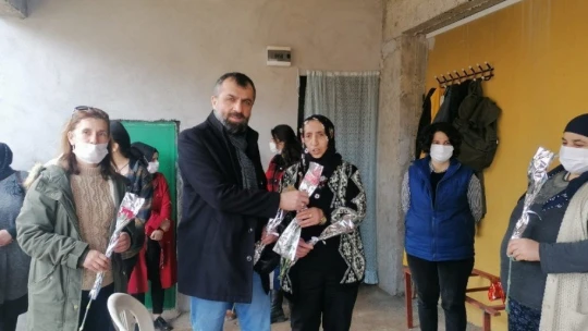 Üreten kadınlara çiçek
