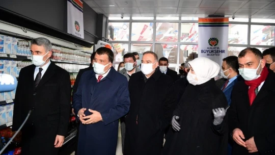 Vahap Küçük Hayır Çarşısı düzenlenen törenle açıldı