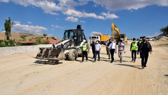 Vali Baruş, deprem konutlarını ve bağlantı yollarını inceledi