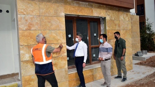 Vali Baruş, deprem konutlarını ve bağlantı yollarını inceledi