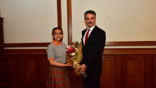 Vali Baruş, koltuğunu 4'inci sınıf öğrencisi Sude'ye devretti