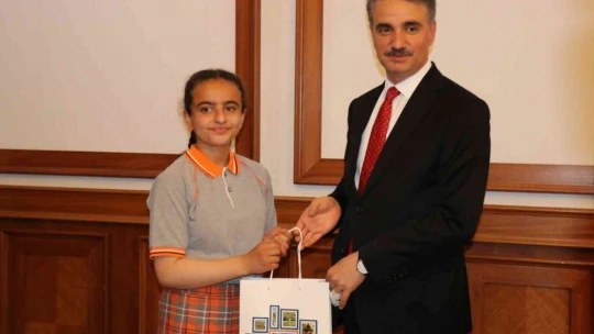 Vali Baruş, koltuğunu 4'inci sınıf öğrencisi Sude'ye devretti
