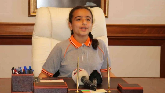 Vali Baruş, koltuğunu 4'inci sınıf öğrencisi Sude'ye devretti