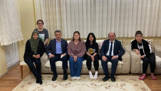 Vali Baruş sahipsiz çocuklara sahip çıktı