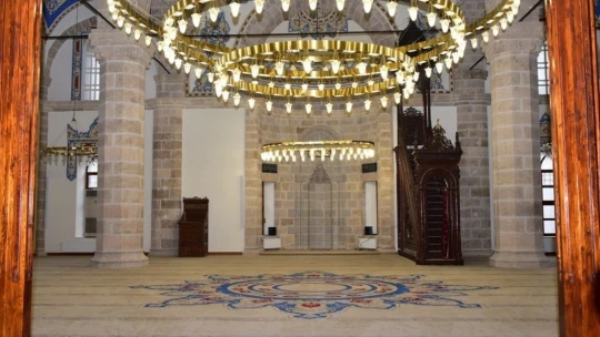 Yeni Camii'de Tadilat devam Ediyor