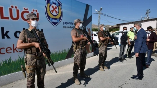 Vali Baruş'tan yol kontrol noktalarına ziyaret