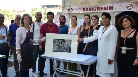 Vali Şahin'in eşi önlüğü giydi