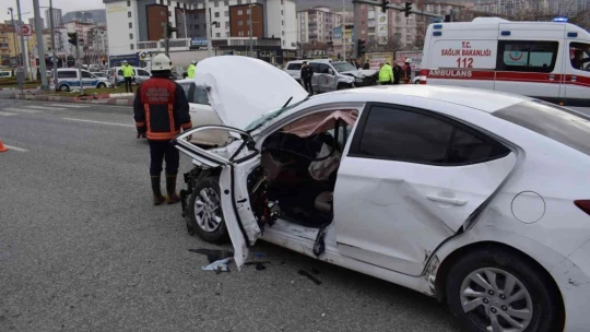 Valilik koruma aracı kaza yaptı: 3'ü polis 4 yaralı