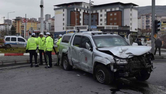 Valilik koruma aracı kaza yaptı: 3'ü polis 4 yaralı
