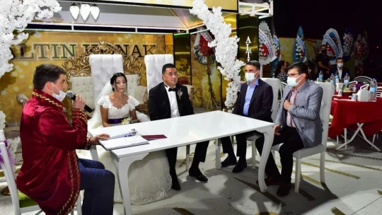 Valinin makam aracı gelin arabası oldu