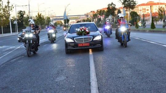 Valinin makam aracı gelin arabası oldu