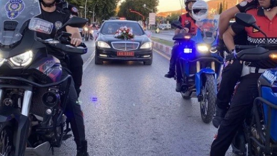 Valinin makam aracı gelin arabası oldu