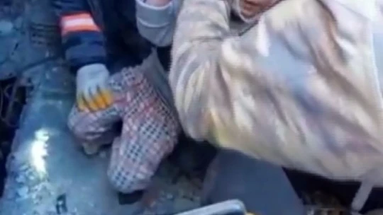 Van AFAD, iki kardeşi 84 saat sonra enkazdan sağ çıkardı