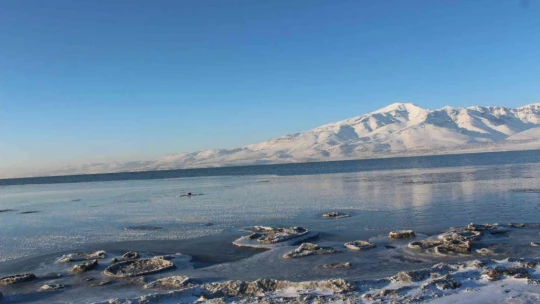 Van Gölü dondu