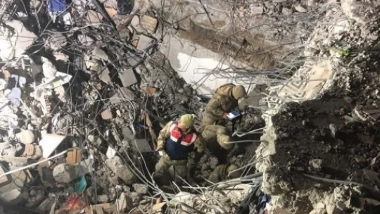 Van jandarması 55 kişiyi enkazdan sağ kurtardı