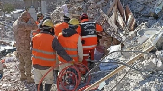 Van jandarması 55 kişiyi enkazdan sağ kurtardı