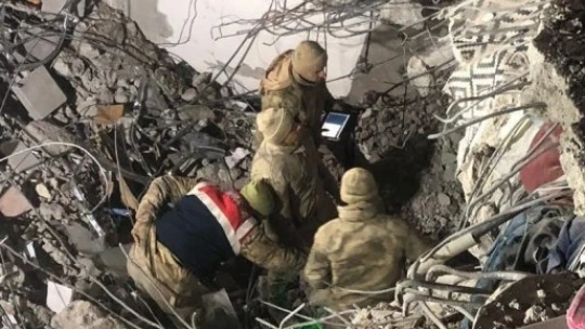 Van jandarması 55 kişiyi enkazdan sağ kurtardı