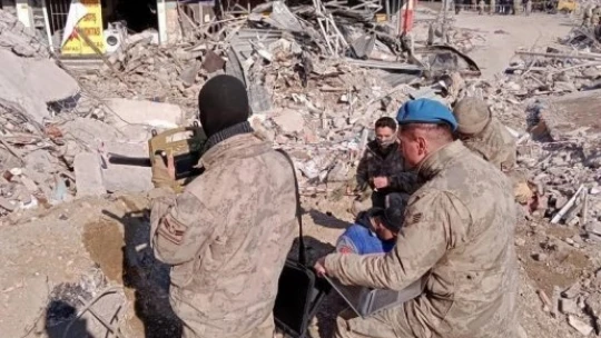 Van jandarması 55 kişiyi enkazdan sağ kurtardı