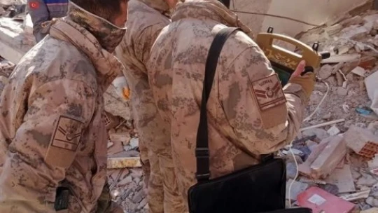 Van jandarması 55 kişiyi enkazdan sağ kurtardı