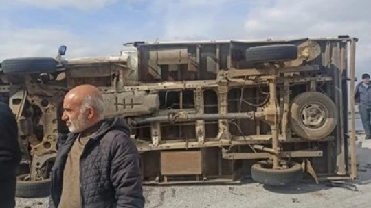 Virajı alamayan kamyon devrildi