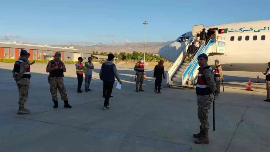 Yabancı uyruklu 107 göçmen, Malatya'dan sınır dışı edildi