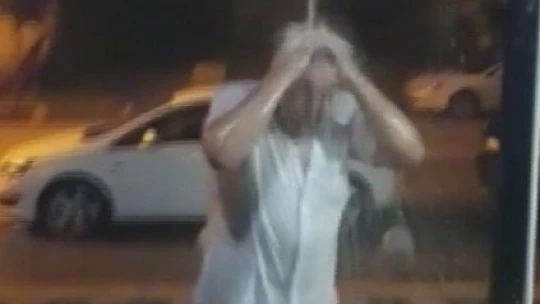 Yağmur altında duş aldı, çocuklar gibi eğlendi