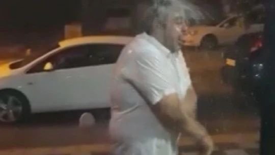 Yağmur altında duş aldı, çocuklar gibi eğlendi